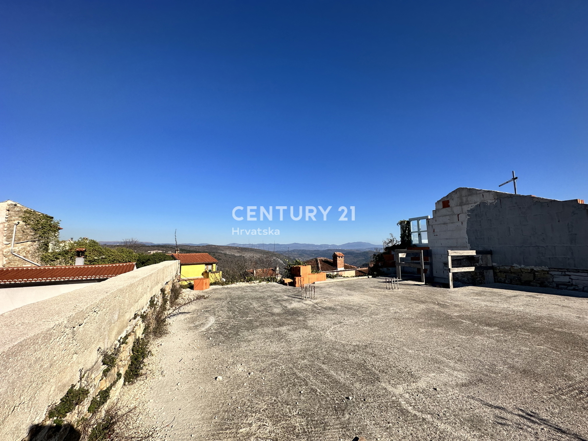 OPRTALJ, CASA IN PIETRA PARZIALMENTE RISTRUTTURATA SU QUATTRO PIANI NEL CENTRO DELLA CITTÀ VECCHIA