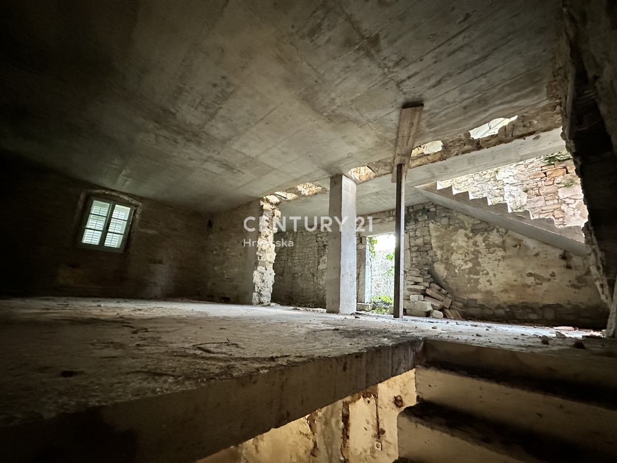 OPRTALJ, CASA IN PIETRA PARZIALMENTE RISTRUTTURATA SU QUATTRO PIANI NEL CENTRO DELLA CITTÀ VECCHIA