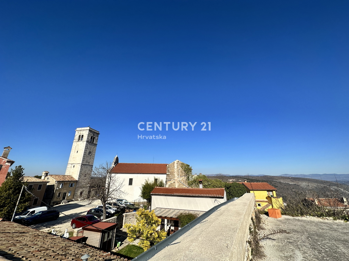 OPRTALJ, CASA IN PIETRA PARZIALMENTE RISTRUTTURATA SU QUATTRO PIANI NEL CENTRO DELLA CITTÀ VECCHIA