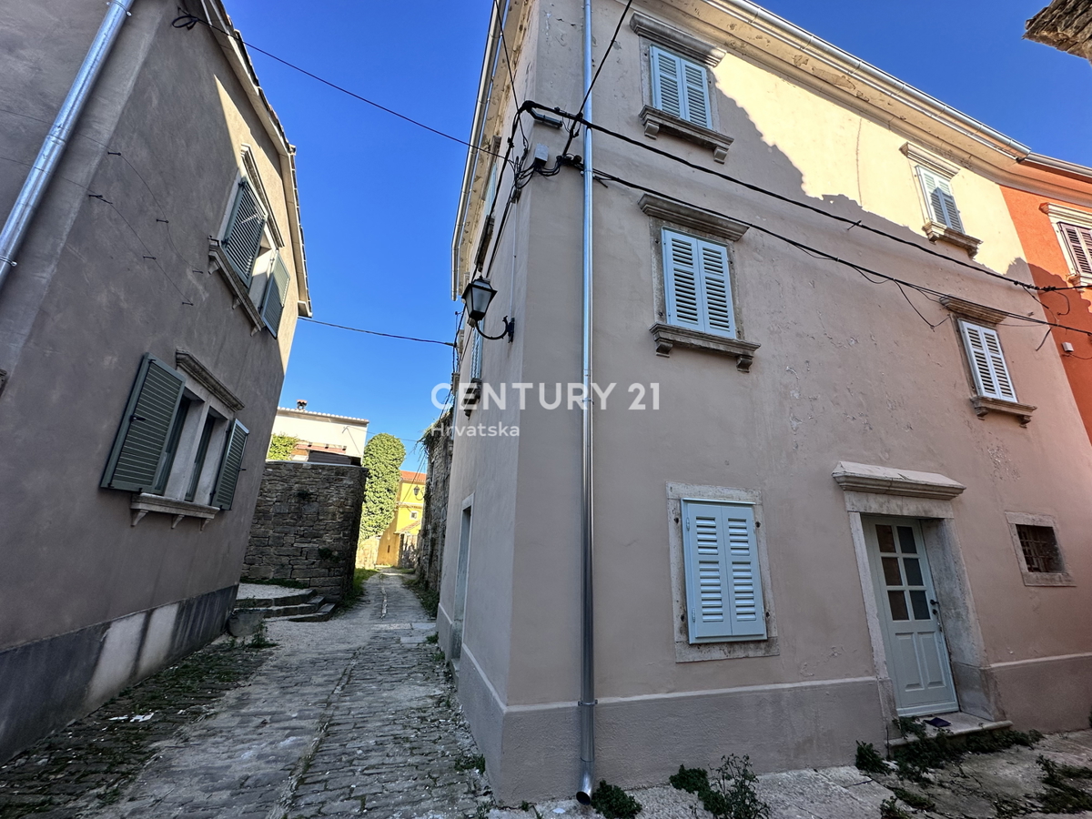 OPRTALJ, CASA IN PIETRA PARZIALMENTE RISTRUTTURATA SU QUATTRO PIANI NEL CENTRO DELLA CITTÀ VECCHIA