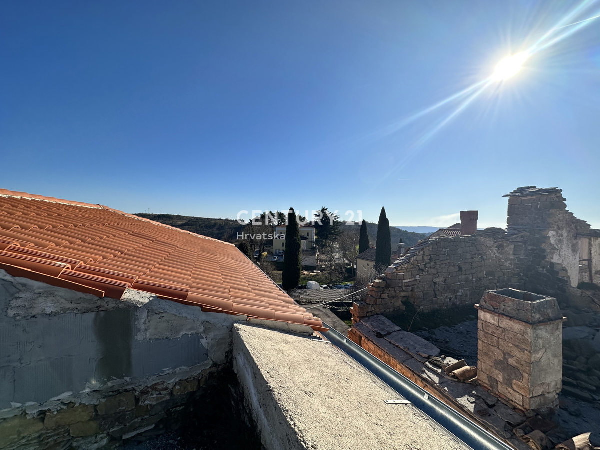 OPRTALJ, CASA IN PIETRA PARZIALMENTE RISTRUTTURATA SU QUATTRO PIANI NEL CENTRO DELLA CITTÀ VECCHIA