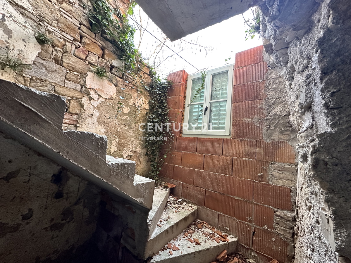 OPRTALJ, CASA IN PIETRA PARZIALMENTE RISTRUTTURATA SU QUATTRO PIANI NEL CENTRO DELLA CITTÀ VECCHIA