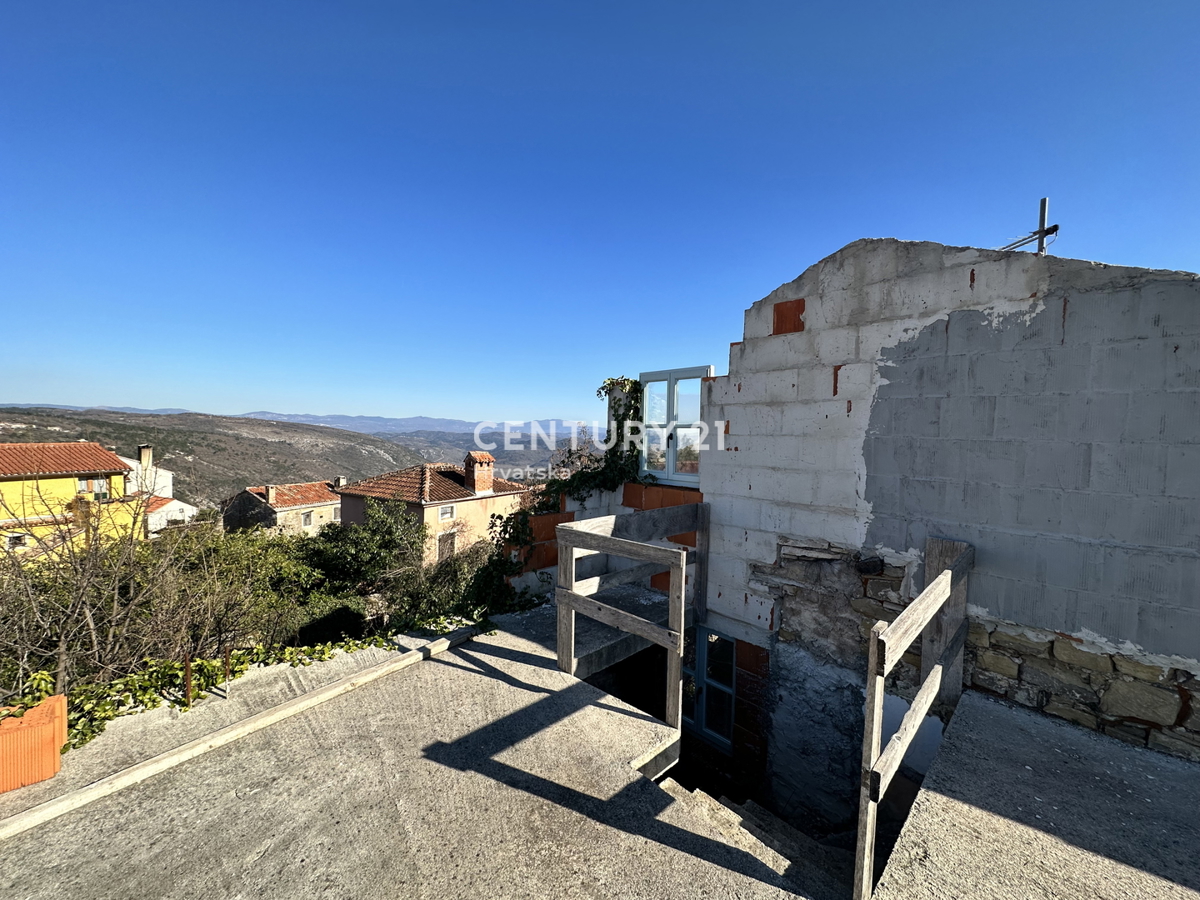 OPRTALJ, CASA IN PIETRA PARZIALMENTE RISTRUTTURATA SU QUATTRO PIANI NEL CENTRO DELLA CITTÀ VECCHIA