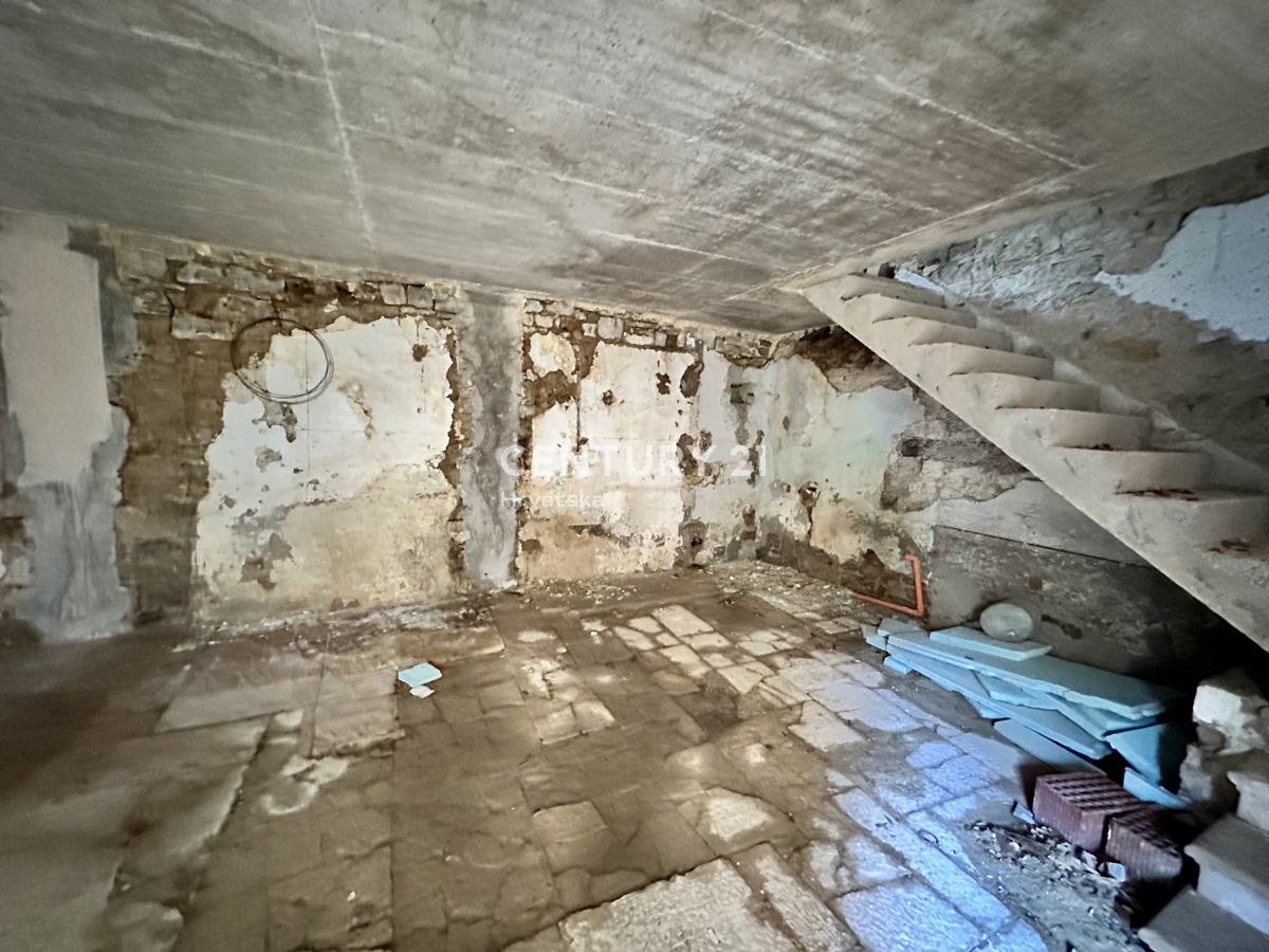 OPRTALJ, CASA IN PIETRA PARZIALMENTE RISTRUTTURATA SU QUATTRO PIANI NEL CENTRO DELLA CITTÀ VECCHIA