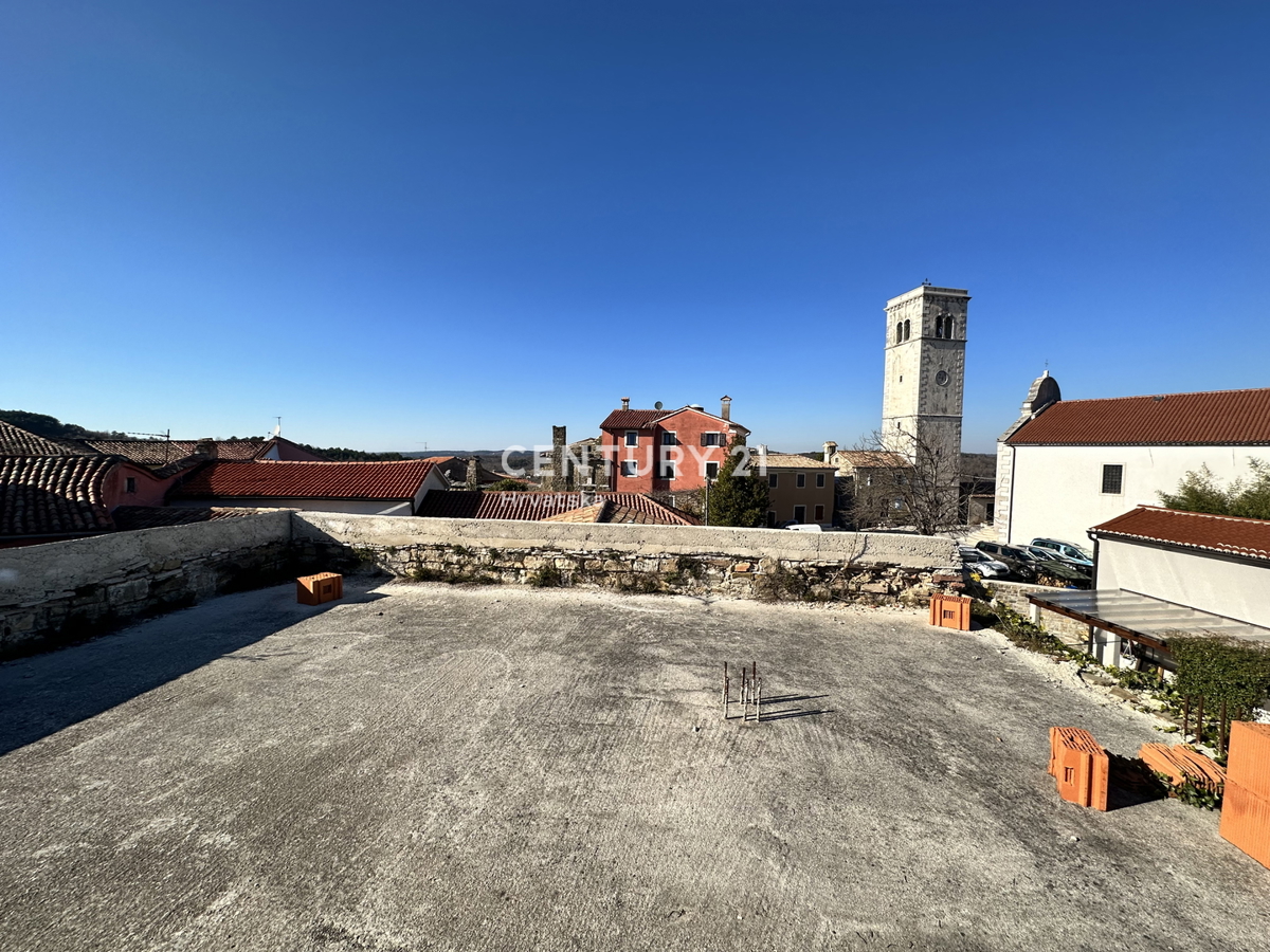 OPRTALJ, CASA IN PIETRA PARZIALMENTE RISTRUTTURATA SU QUATTRO PIANI NEL CENTRO DELLA CITTÀ VECCHIA