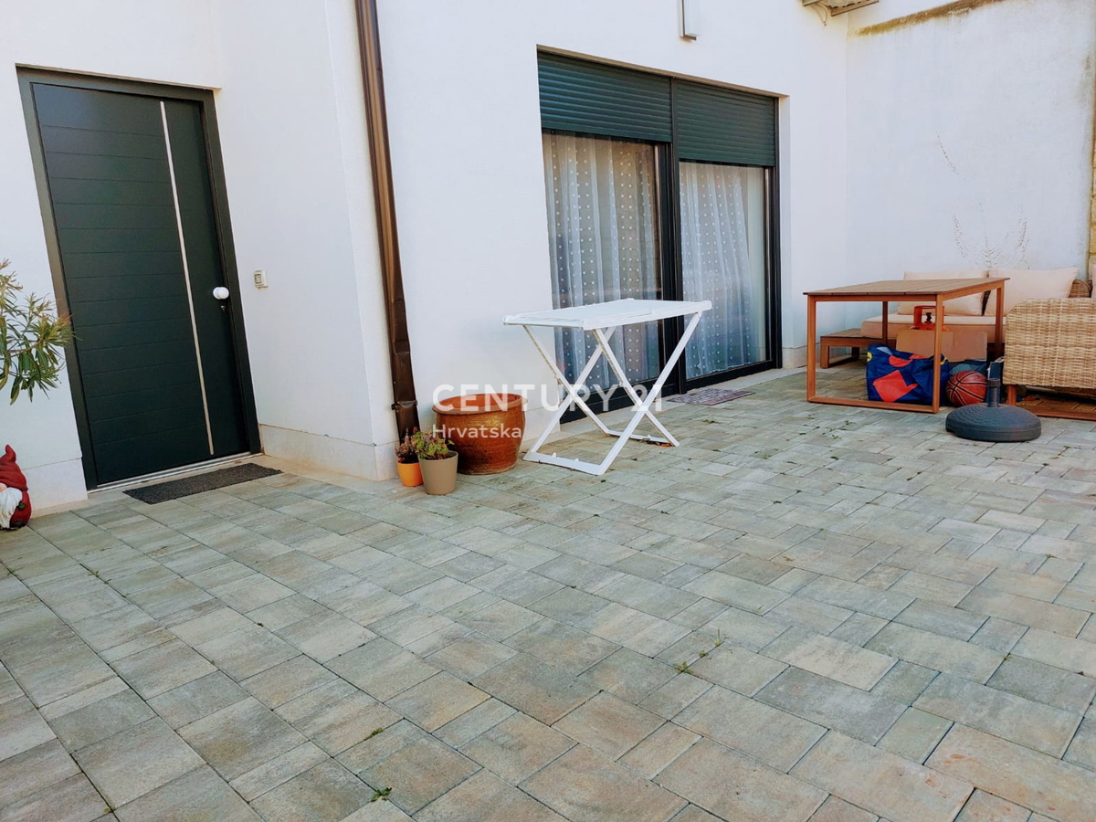 ISTRA, FUNTANA, VENDESI BEL APPARTAMENTO TRILOCALE AL PIANO TERRA