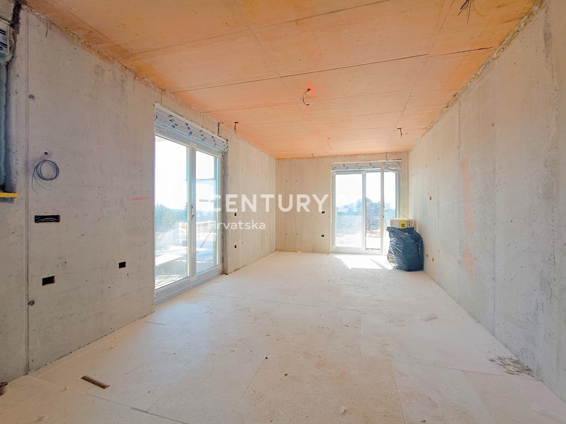 POREČ, VENDESI APPARTAMENTO DUE LOCALI AL SECONDO PIANO CON VISTA MARE, A 1500 M DAL MARE, NUOVA COSTRUZIONE