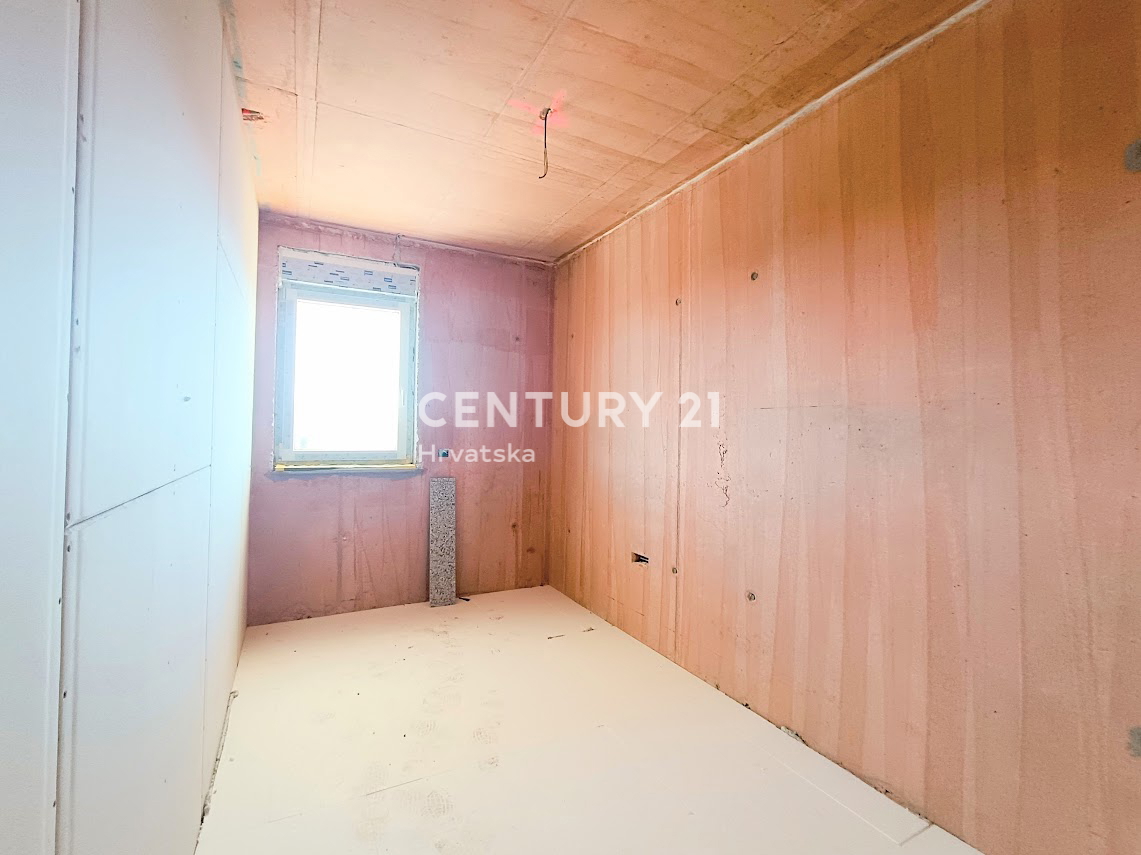 POREČ, VENDESI APPARTAMENTO DUE LOCALI AL SECONDO PIANO CON VISTA MARE, A 1500 M DAL MARE, NUOVA COSTRUZIONE