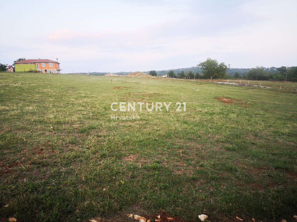 LABIN, CASA MODERNA CON ELEMENTI ISTRIANI, CIRCONDATA DA VERDE E TRANQUILLITÀ
