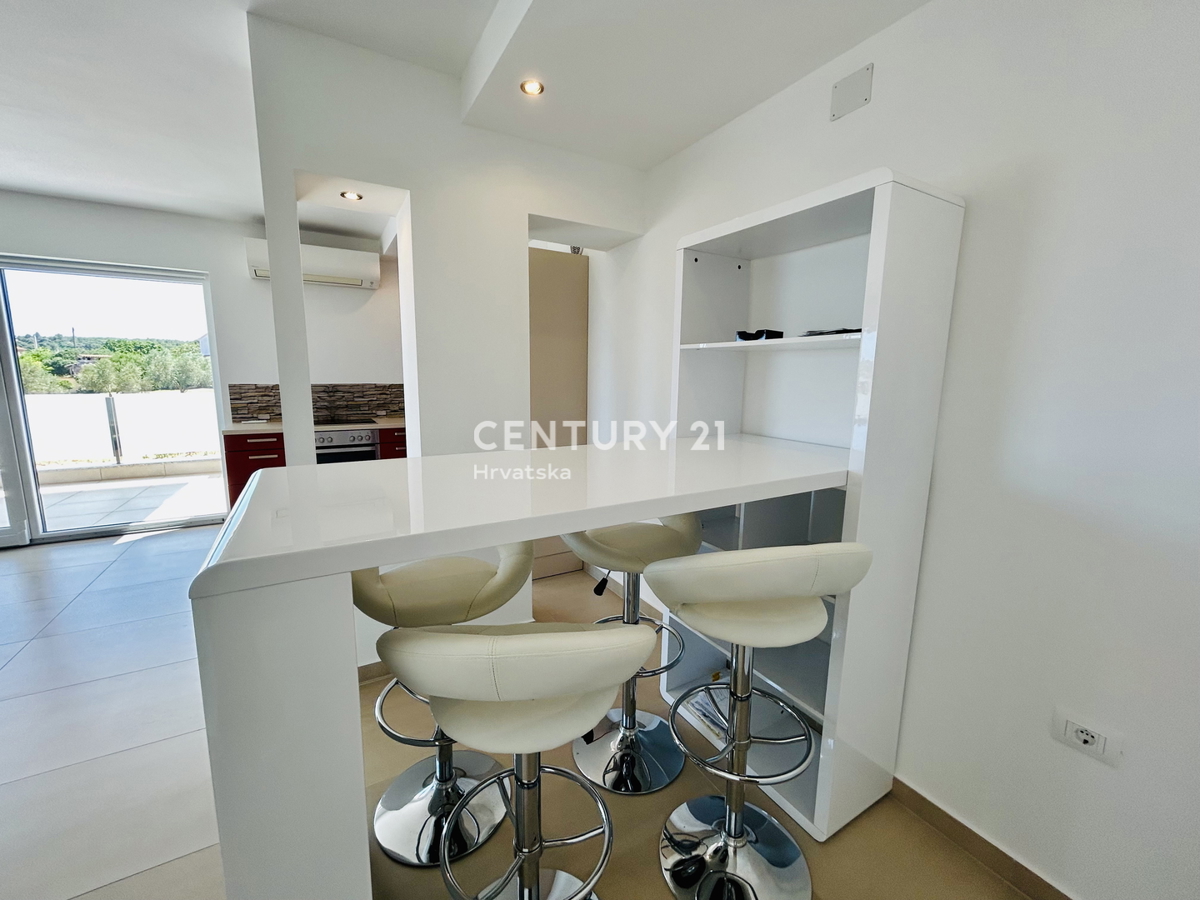 BANJOLE, VOLME, ESCLUSIVA DELL'AGENZIA, APPARTAMENTO A SOLO 200 METRI DAL MARE E DALLA SPIAGGIA CON VISTA MARE