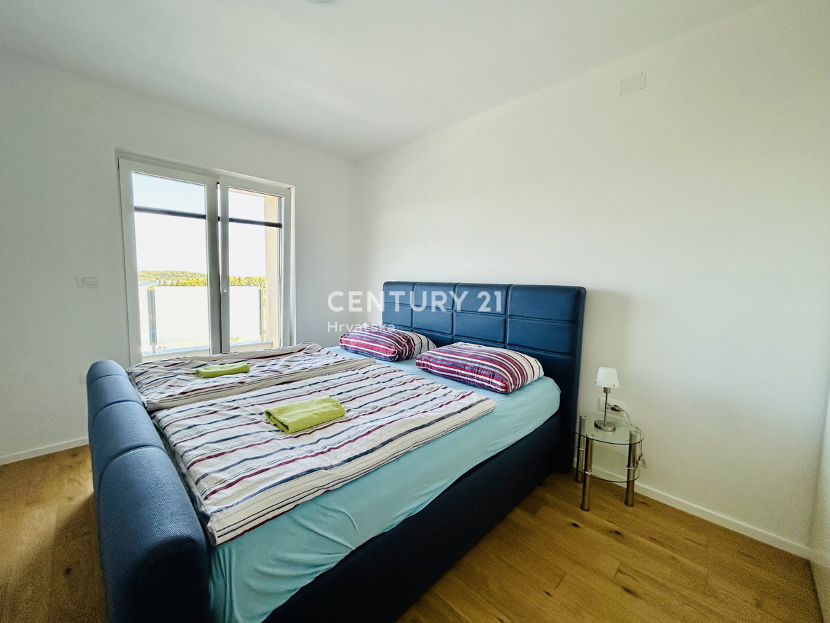 BANJOLE, VOLME, ESCLUSIVA DELL'AGENZIA, APPARTAMENTO A SOLO 200 METRI DAL MARE E DALLA SPIAGGIA CON VISTA MARE