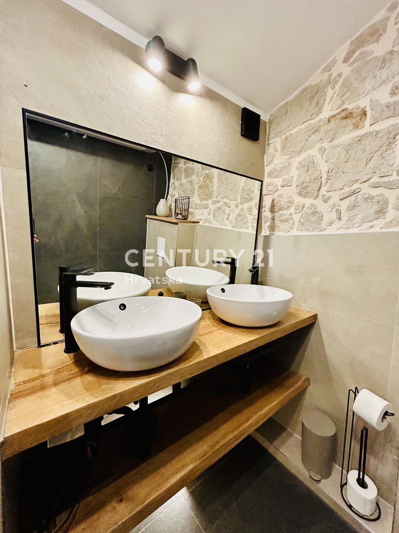 VRSAR, CENTRO, CASA IN PIETRA COMPLETAMENTE RISTRUTTURATA IN POSIZIONE TOP