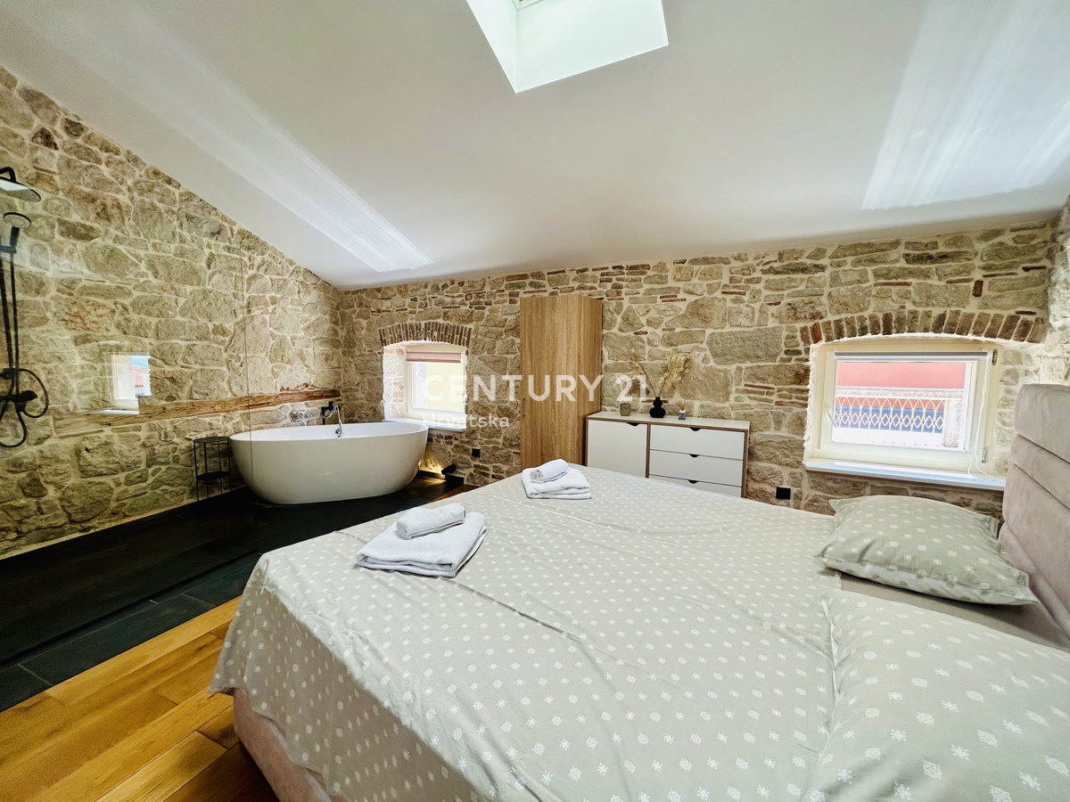 VRSAR, CENTRO, CASA IN PIETRA COMPLETAMENTE RISTRUTTURATA IN POSIZIONE TOP