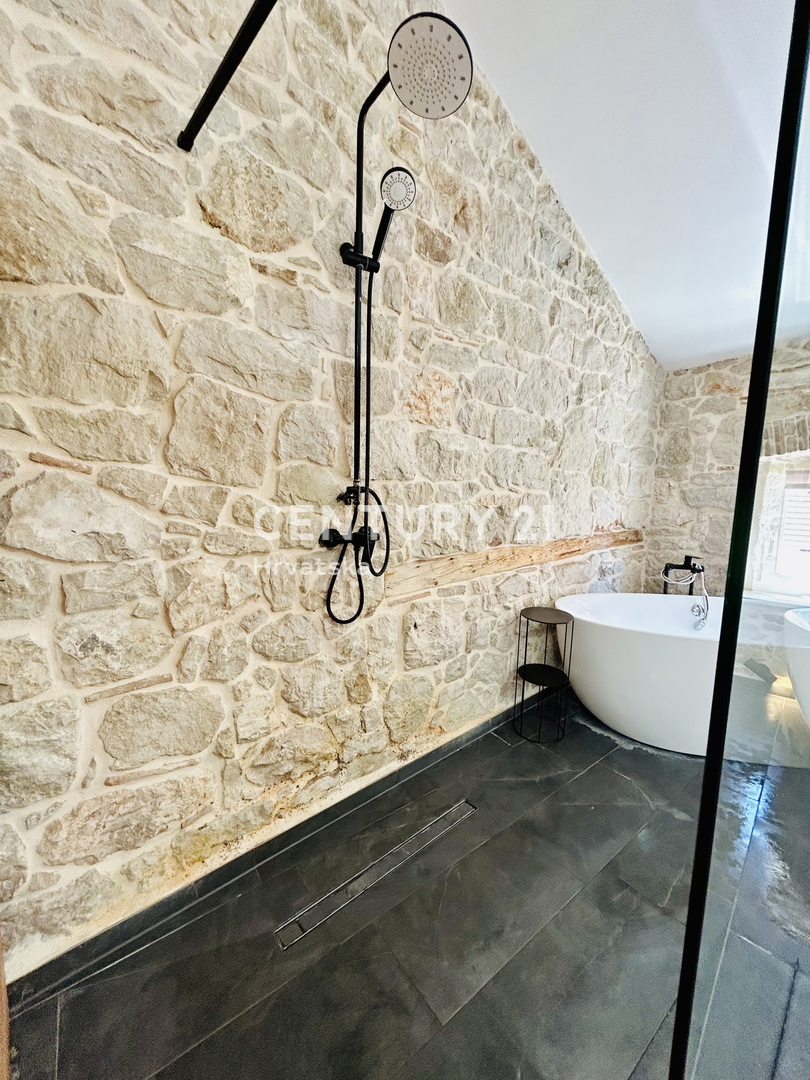 VRSAR, CENTRO, CASA IN PIETRA COMPLETAMENTE RISTRUTTURATA IN POSIZIONE TOP