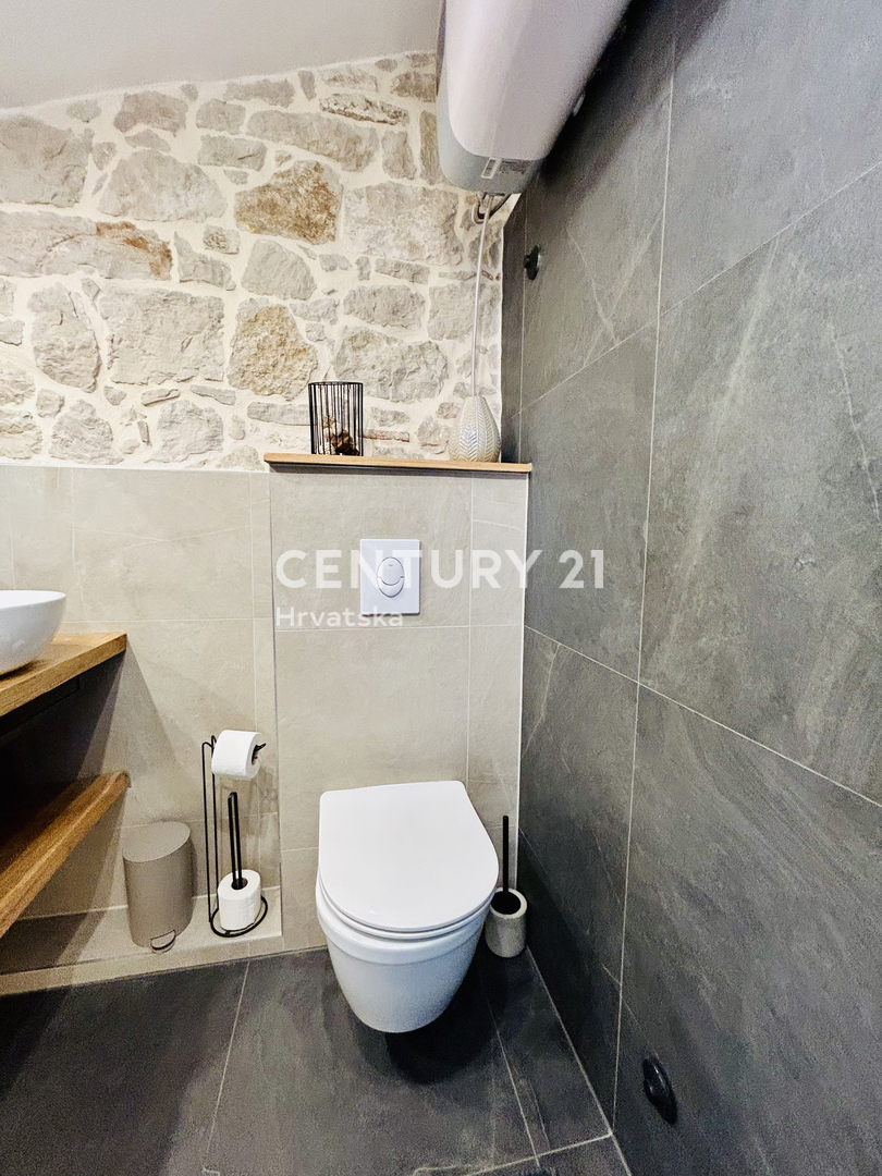 VRSAR, CENTRO, CASA IN PIETRA COMPLETAMENTE RISTRUTTURATA IN POSIZIONE TOP