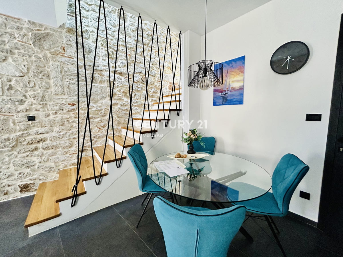 VRSAR, CENTRO, CASA IN PIETRA COMPLETAMENTE RISTRUTTURATA IN POSIZIONE TOP