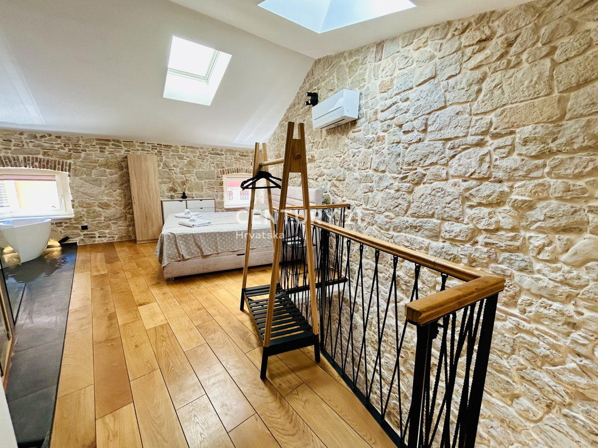 VRSAR, CENTRO, CASA IN PIETRA COMPLETAMENTE RISTRUTTURATA IN POSIZIONE TOP