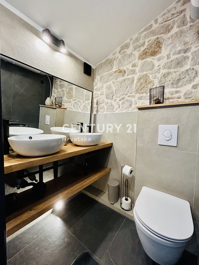 VRSAR, CENTRO, CASA IN PIETRA COMPLETAMENTE RISTRUTTURATA IN POSIZIONE TOP