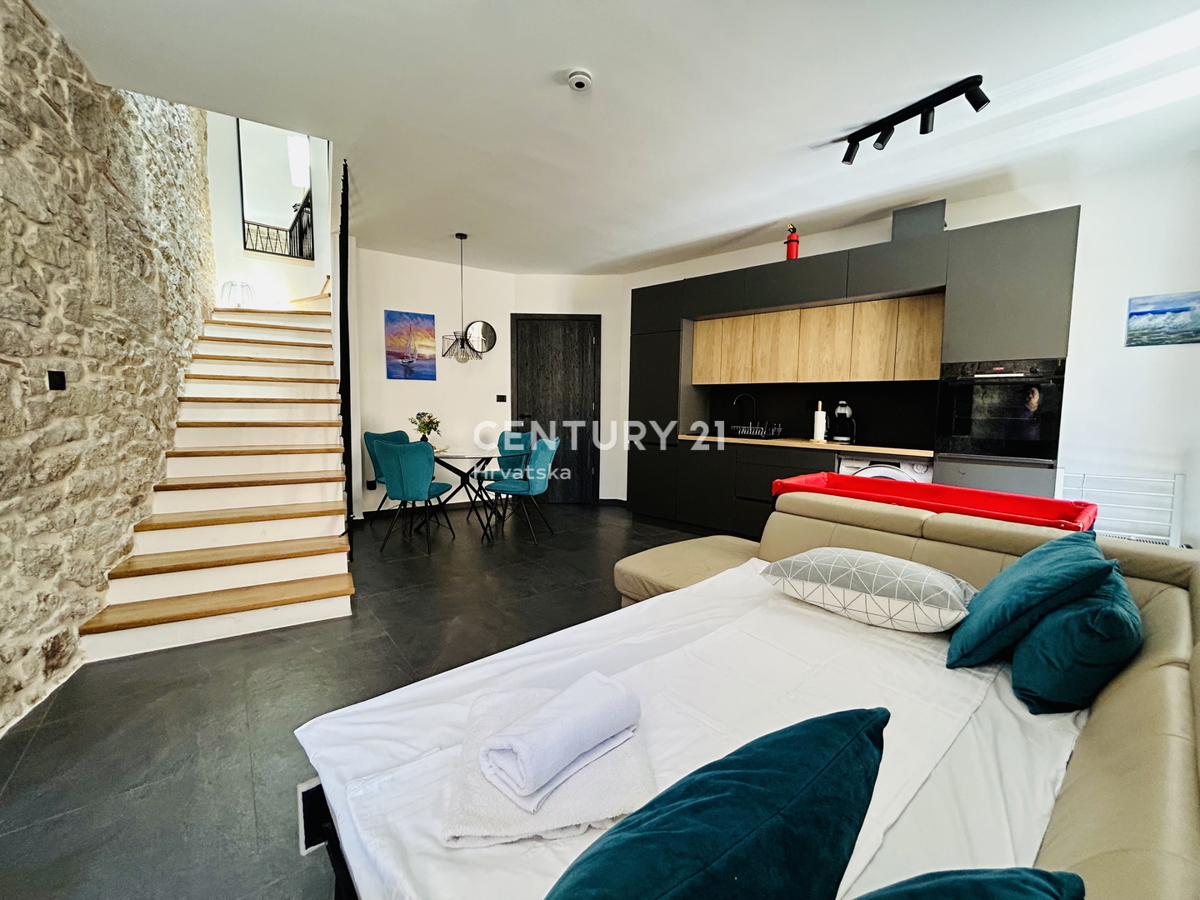 VRSAR, CENTRO, CASA IN PIETRA COMPLETAMENTE RISTRUTTURATA IN POSIZIONE TOP