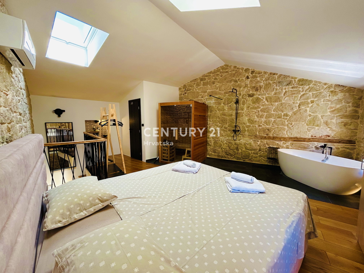 VRSAR, CENTRO, CASA IN PIETRA COMPLETAMENTE RISTRUTTURATA IN POSIZIONE TOP