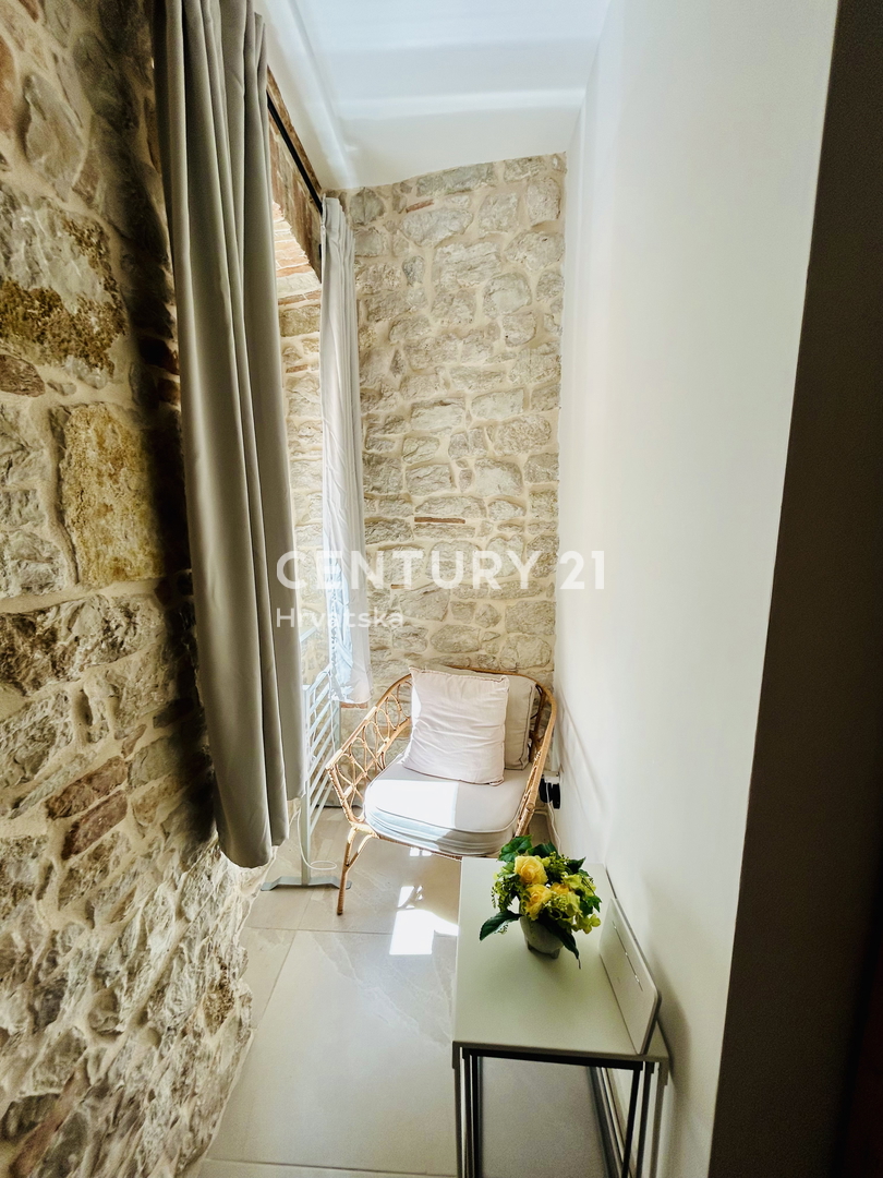 VRSAR, CENTRO, CASA IN PIETRA COMPLETAMENTE RISTRUTTURATA IN POSIZIONE TOP