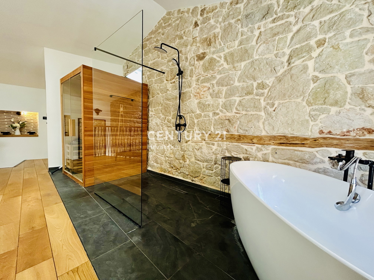 VRSAR, CENTRO, CASA IN PIETRA COMPLETAMENTE RISTRUTTURATA IN POSIZIONE TOP