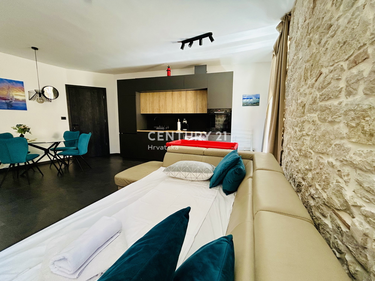 VRSAR, CENTRO, CASA IN PIETRA COMPLETAMENTE RISTRUTTURATA IN POSIZIONE TOP