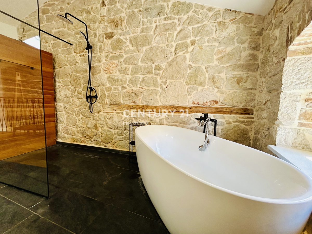 VRSAR, CENTRO, CASA IN PIETRA COMPLETAMENTE RISTRUTTURATA IN POSIZIONE TOP