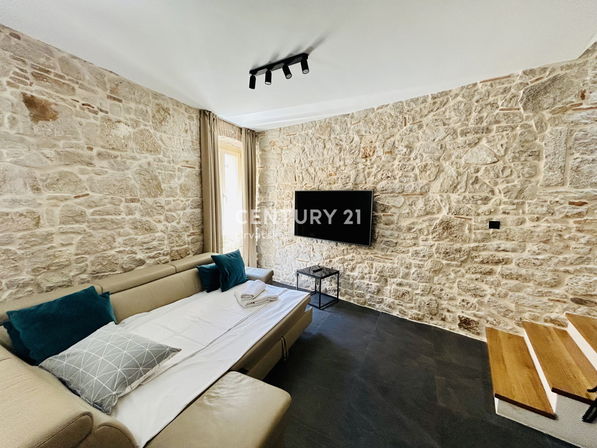 VRSAR, CENTRO, CASA IN PIETRA COMPLETAMENTE RISTRUTTURATA IN POSIZIONE TOP