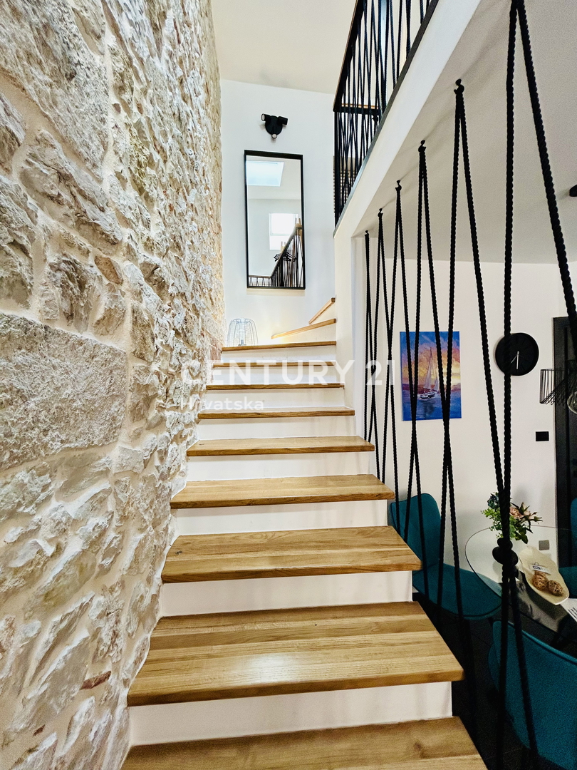 VRSAR, CENTRO, CASA IN PIETRA COMPLETAMENTE RISTRUTTURATA IN POSIZIONE TOP