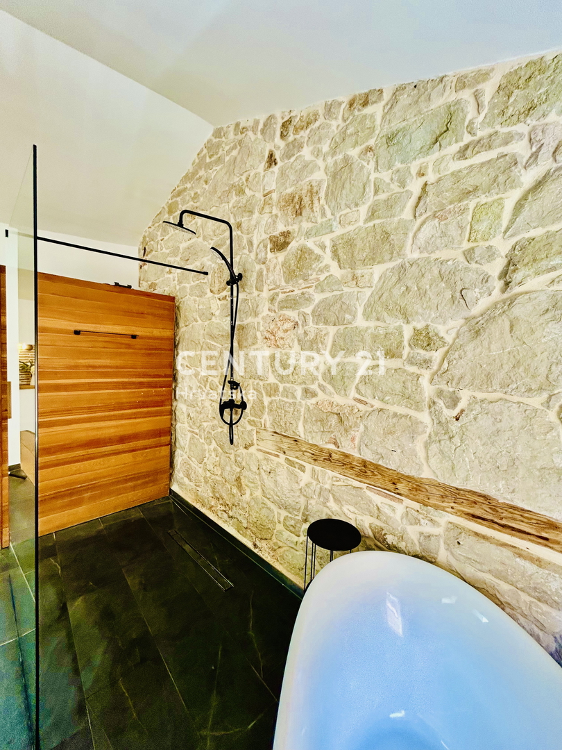 VRSAR, CENTRO, CASA IN PIETRA COMPLETAMENTE RISTRUTTURATA IN POSIZIONE TOP