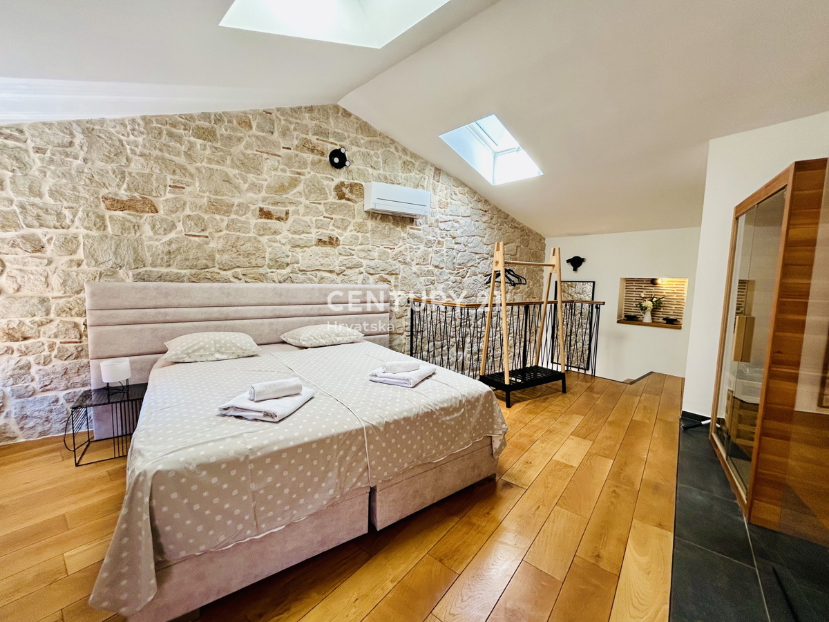 VRSAR, CENTRO, CASA IN PIETRA COMPLETAMENTE RISTRUTTURATA IN POSIZIONE TOP