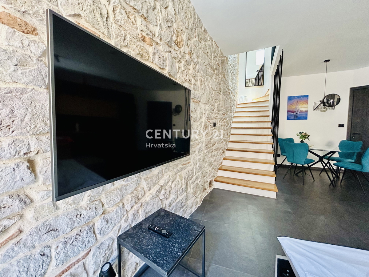 VRSAR, CENTRO, CASA IN PIETRA COMPLETAMENTE RISTRUTTURATA IN POSIZIONE TOP