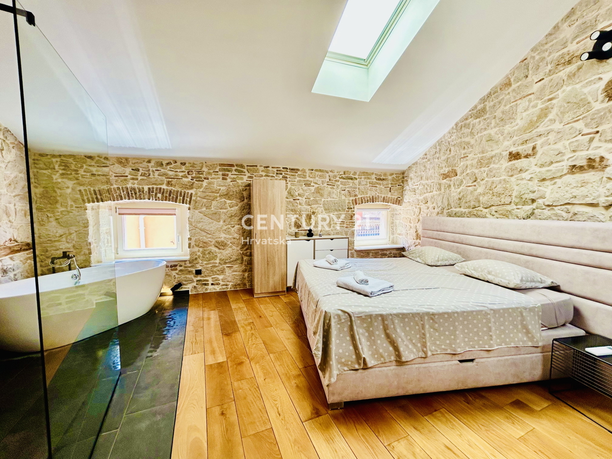 VRSAR, CENTRO, CASA IN PIETRA COMPLETAMENTE RISTRUTTURATA IN POSIZIONE TOP