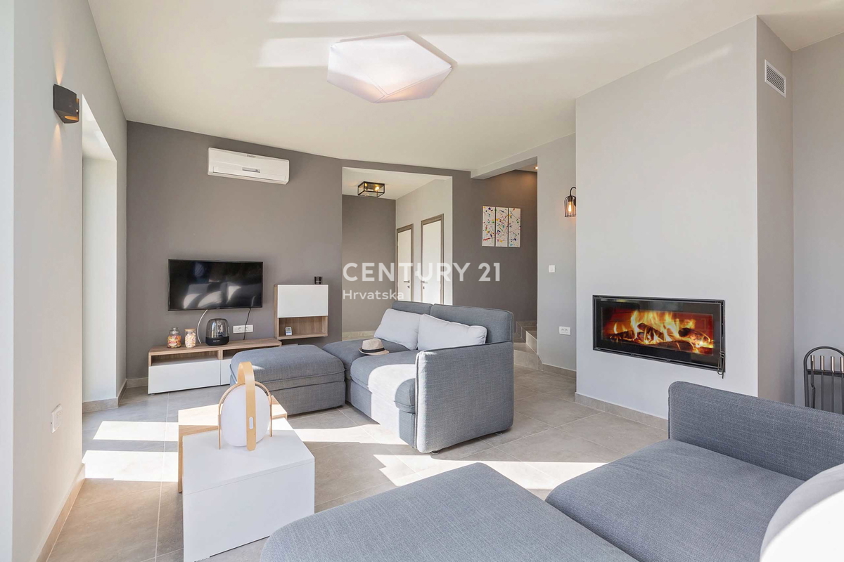 LABIN, BELLISSIMA CASA IN PIETRA CON VISTA APERTA SUL MARE