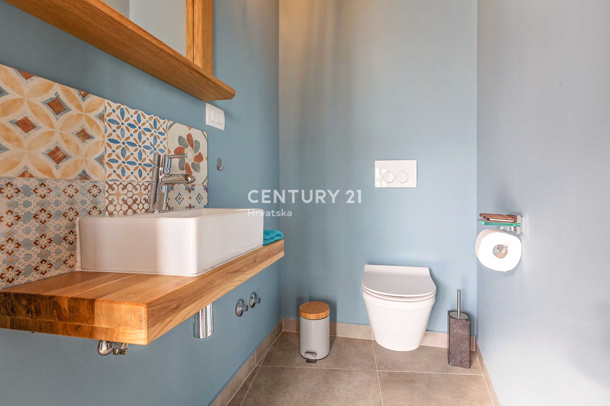 LABIN, BELLISSIMA CASA IN PIETRA CON VISTA APERTA SUL MARE