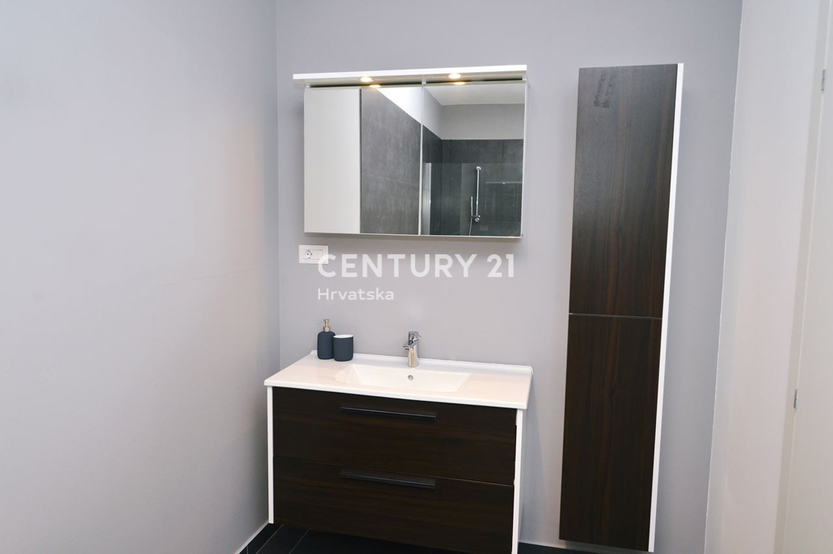 OPATIJA, LOVRAN, APPARTAMENTO CON VISTA MARE, A 100 M DALLA SPIAGGIA E A 800 M DAL CENTRO STORICO DELLA CITTÀ