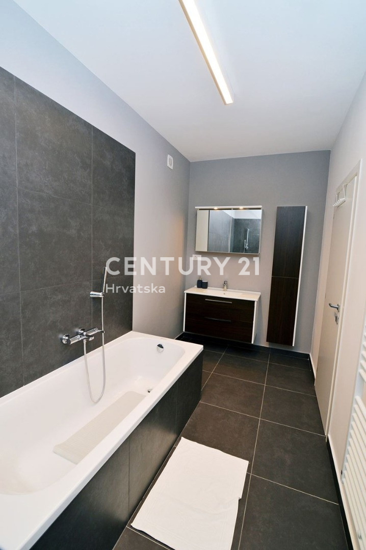 OPATIJA, LOVRAN, APPARTAMENTO CON VISTA MARE, A 100 M DALLA SPIAGGIA E A 800 M DAL CENTRO STORICO DELLA CITTÀ