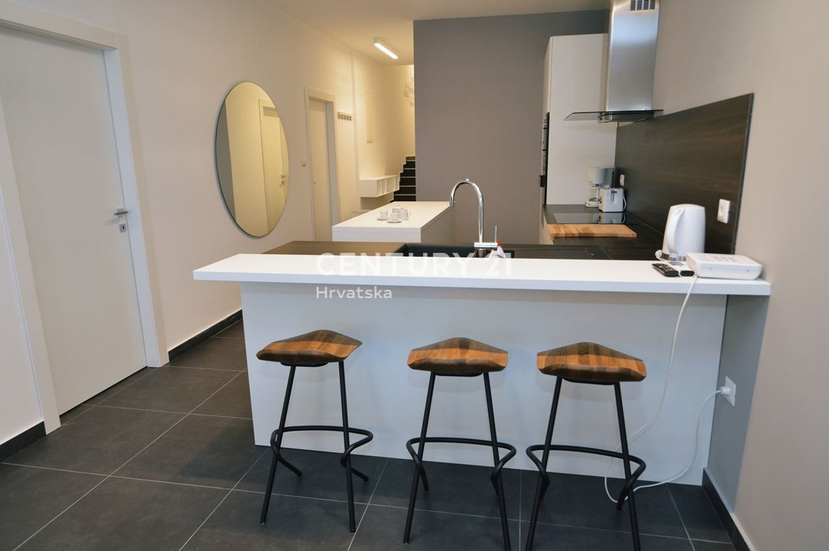 OPATIJA, LOVRAN, APPARTAMENTO CON VISTA MARE, A 100 M DALLA SPIAGGIA E A 800 M DAL CENTRO STORICO DELLA CITTÀ