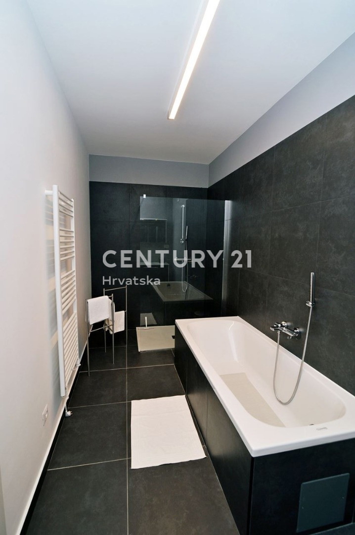 OPATIJA, LOVRAN, APPARTAMENTO CON VISTA MARE, A 100 M DALLA SPIAGGIA E A 800 M DAL CENTRO STORICO DELLA CITTÀ