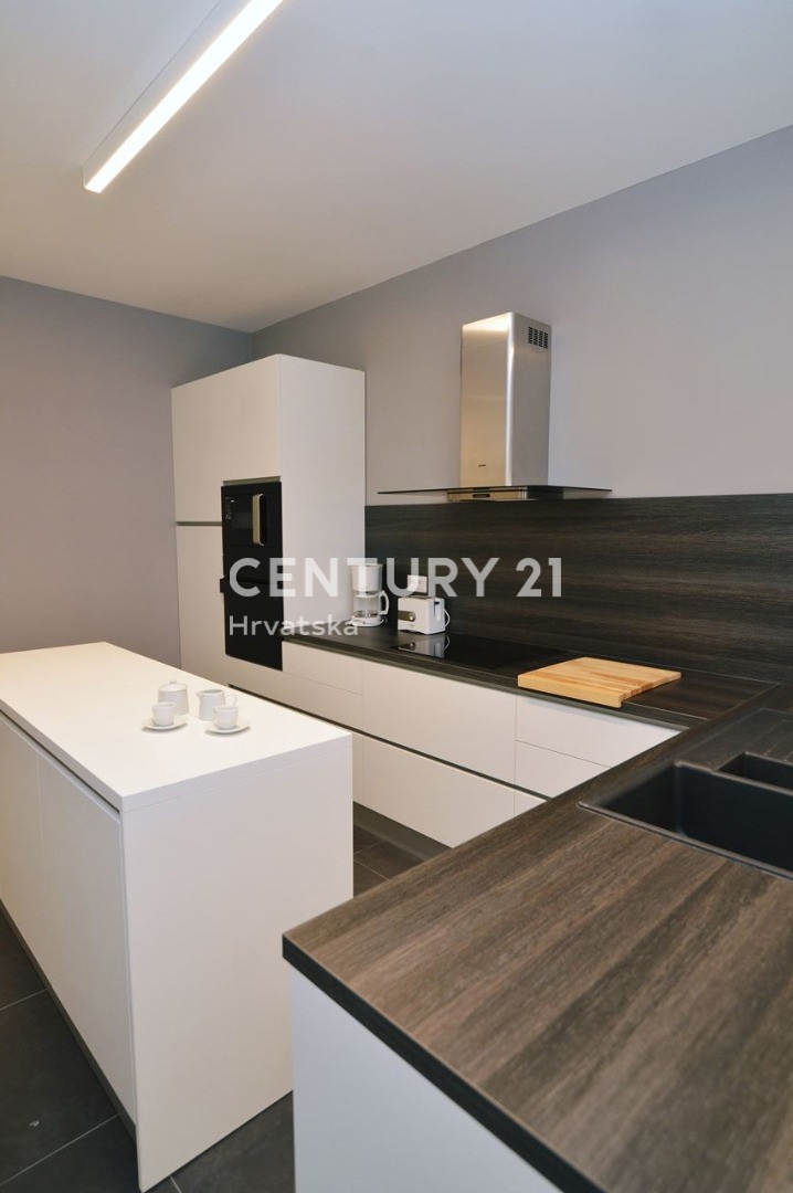 OPATIJA, LOVRAN, APPARTAMENTO CON VISTA MARE, A 100 M DALLA SPIAGGIA E A 800 M DAL CENTRO STORICO DELLA CITTÀ