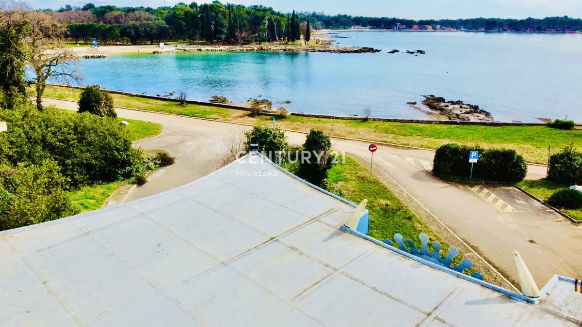 UMAG, IMMOBILE COMMERCIALE IN PRIMA FILA SUL MARE