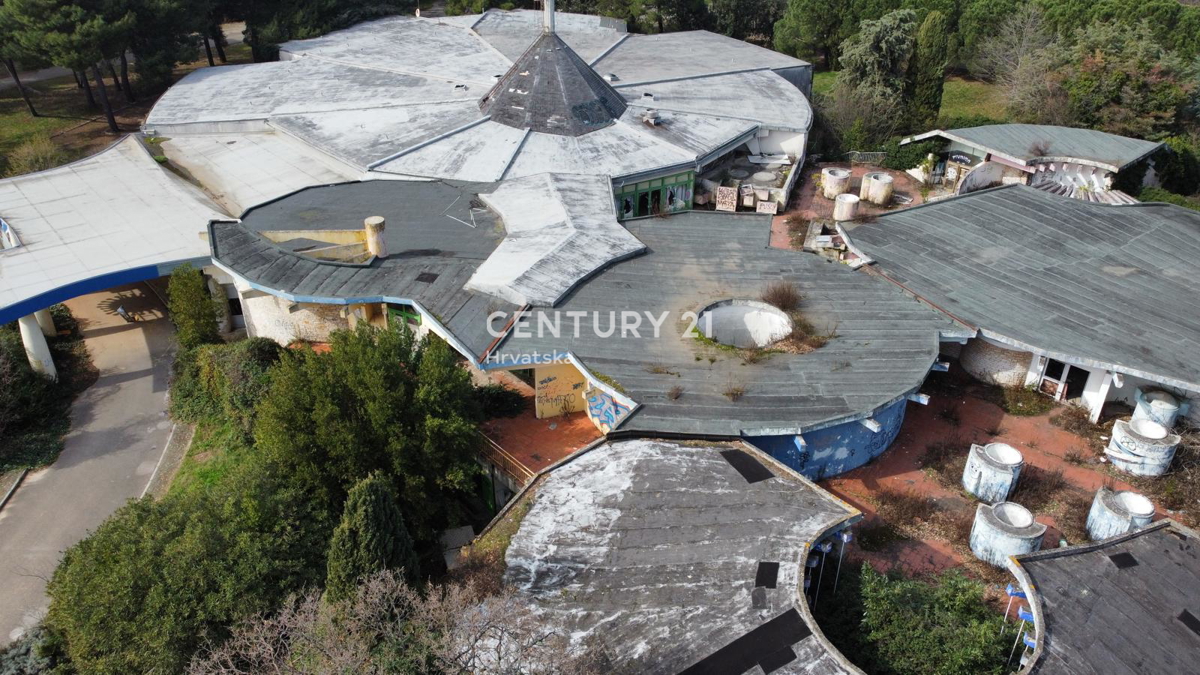 UMAG, IMMOBILE COMMERCIALE IN PRIMA FILA SUL MARE