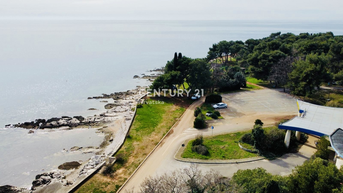 UMAG, IMMOBILE COMMERCIALE IN PRIMA FILA SUL MARE