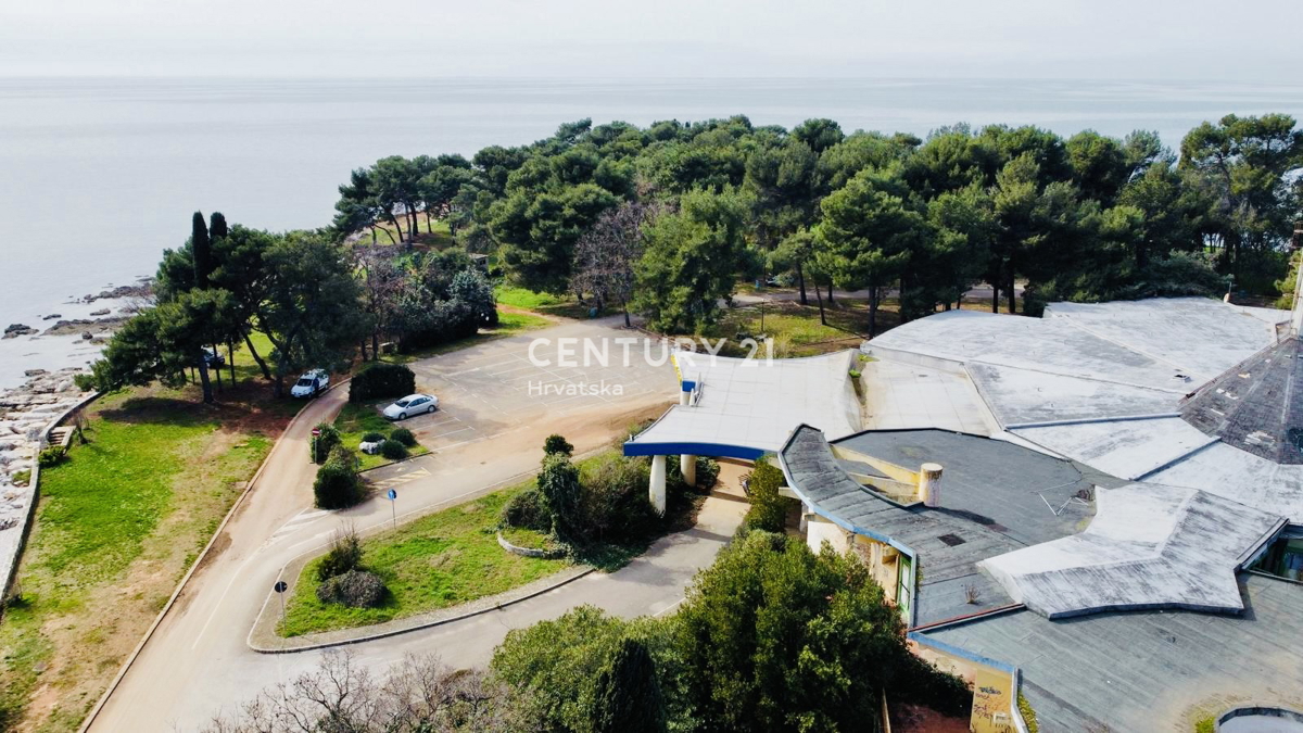 UMAG, IMMOBILE COMMERCIALE IN PRIMA FILA SUL MARE