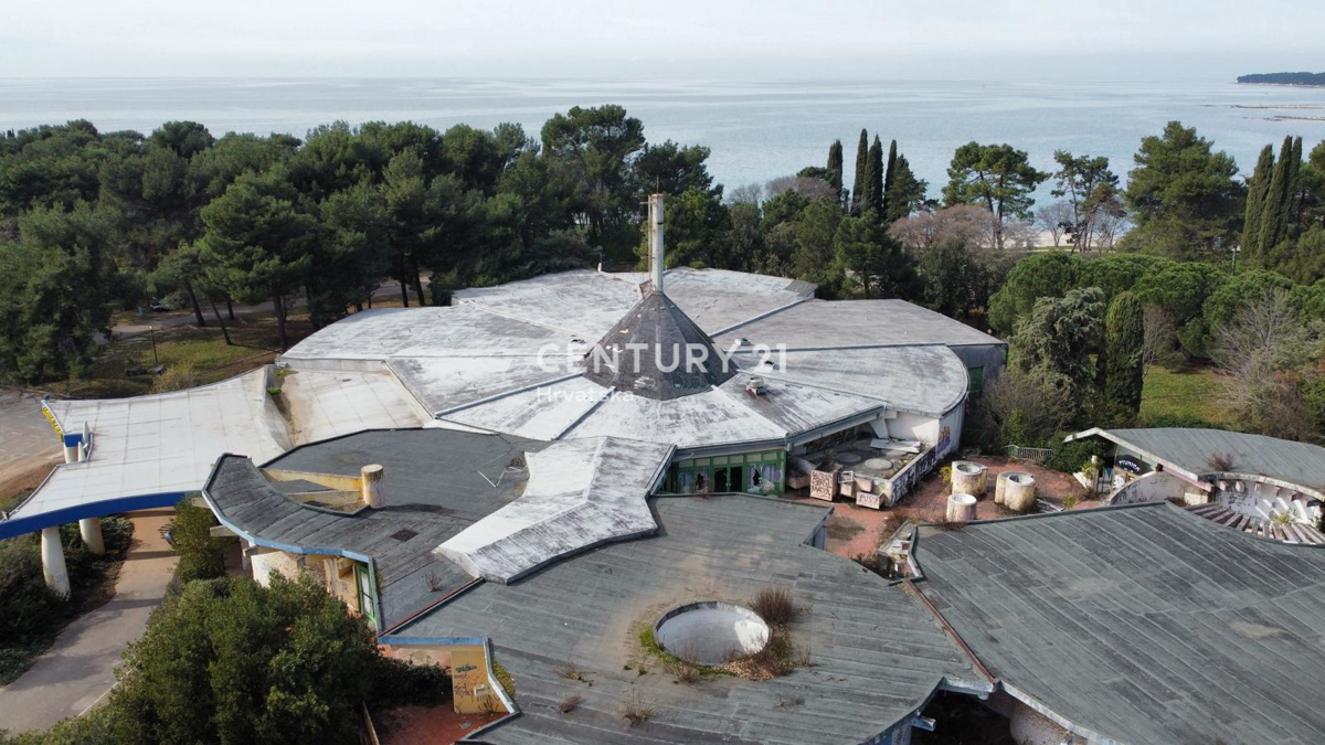 UMAG, IMMOBILE COMMERCIALE IN PRIMA FILA SUL MARE