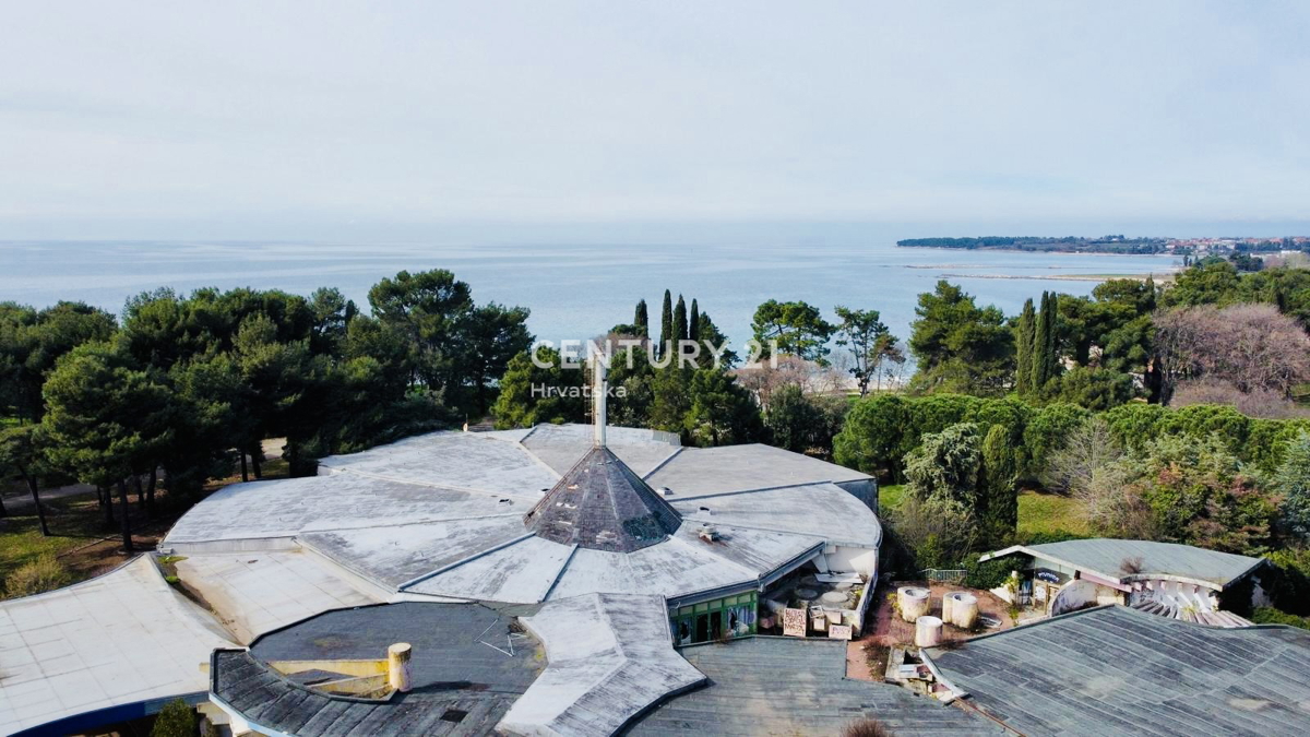 UMAG, IMMOBILE COMMERCIALE IN PRIMA FILA SUL MARE