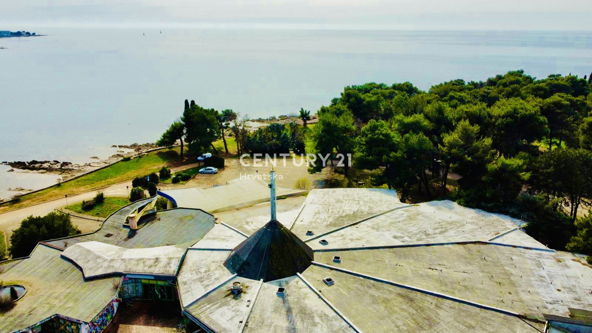 UMAG, IMMOBILE COMMERCIALE IN PRIMA FILA SUL MARE