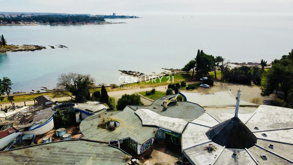 UMAG, IMMOBILE COMMERCIALE IN PRIMA FILA SUL MARE