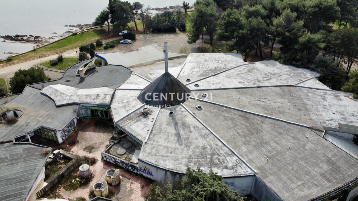 UMAG, IMMOBILE COMMERCIALE IN PRIMA FILA SUL MARE